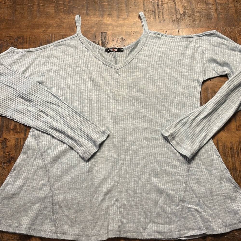Women’s cold shoulder long sleeve top
